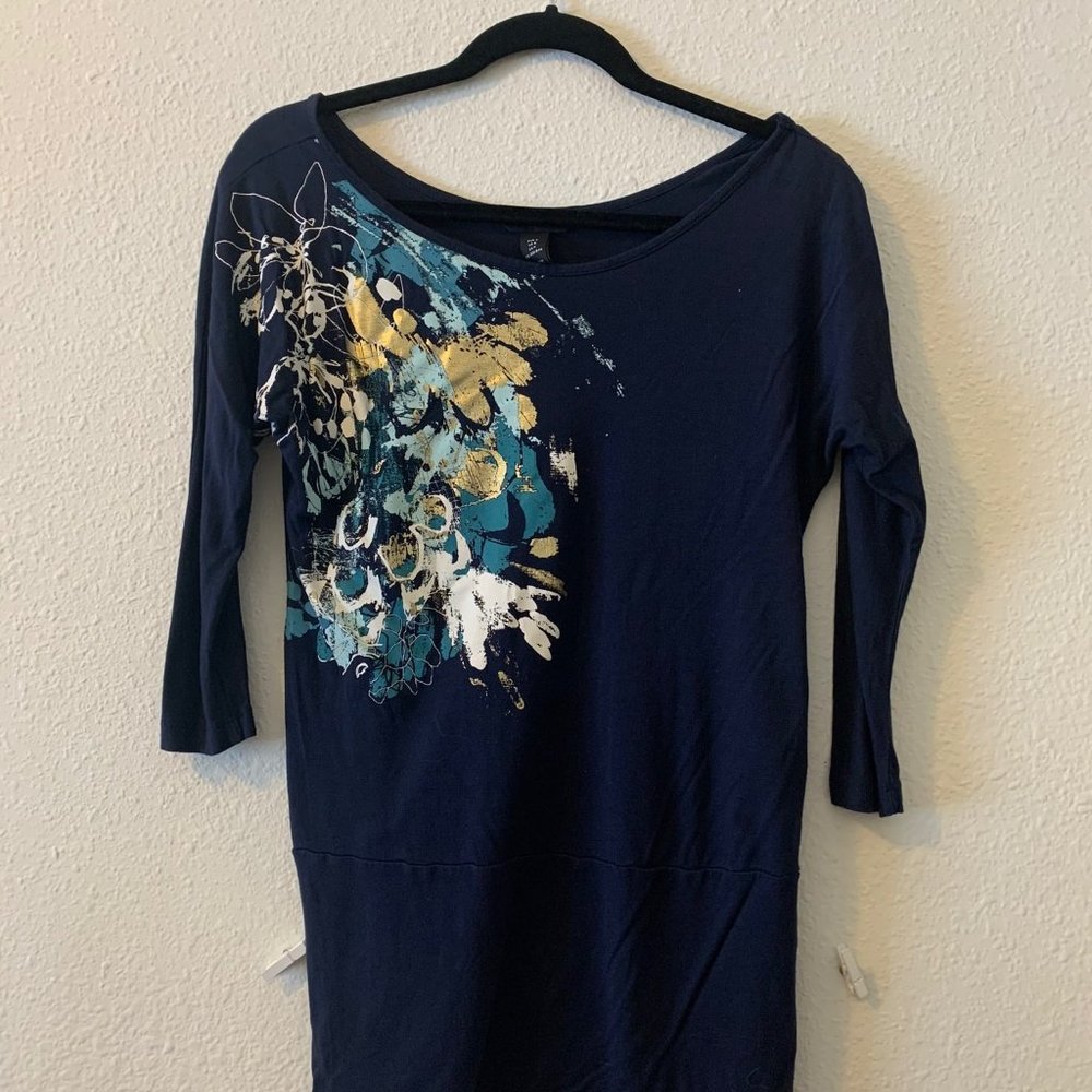 Navy blue with design shirt. Sleeve 3/4 length